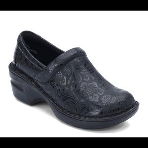 B.O.C. Comfy black leather clogs, like new!